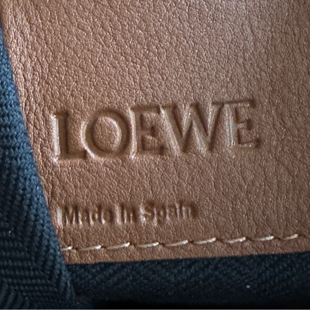Authentic Loewe's iconic Hammock shoulder bag - Picture 8 of 16